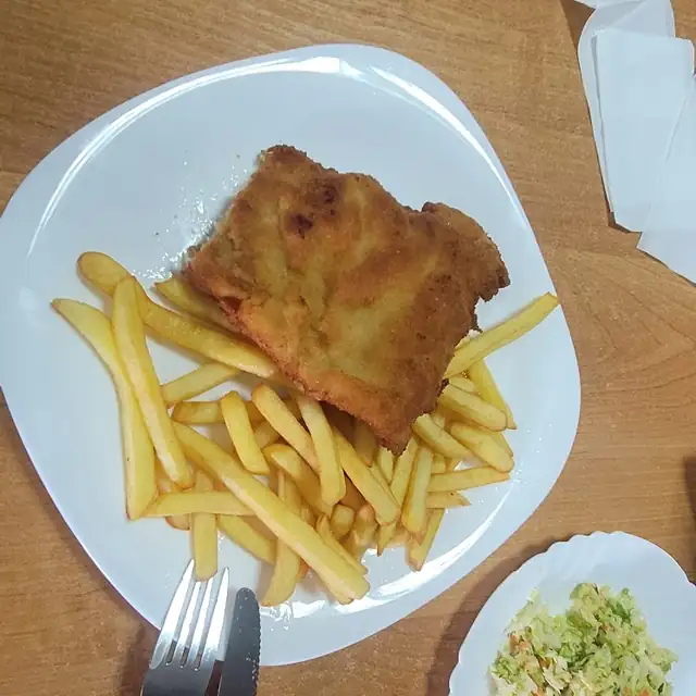 Ryba z frytkami i surówką (zdjęcie gościa)